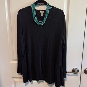 LOGO by Lori Goldstein Black Long-Sleeve Crew Neck Top. Slub Knit. Pockets.